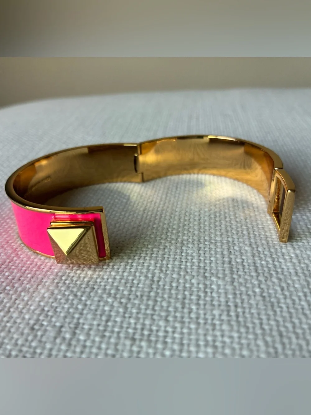 💖 Kate Spade S Hot Pink Gold Cuff Bracelet Pyramid Stud - Picture 6 of 7